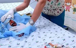 Thêm 1 bé sơ sinh còn nguyên dây rốn bị bỏ rơi giữa đêm mưa