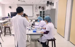 Điểm chuẩn ngành Y hiếm khi "hạ nhiệt", HV Quân y dành chỉ tiêu tuyển thẳng