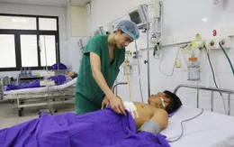 Tránh xe lúc đêm mưa, nam thanh niên ngã xuống vực nguy kịch