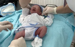 Đồng Nai: Một bé trai sơ sinh bị bỏ rơi trong túi ni lông bên đường
