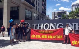 Giữa nắng nóng 40 độ, cư dân chung cư khổ sở vì bị cắt nước