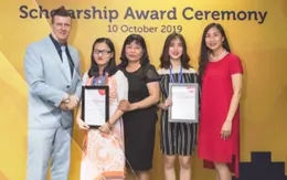 Người mẹ đặc biệt của 2 cô con gái khiếm thị dành học bổng tiền tỷ