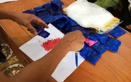 Bắt quả tang đối tượng chuyên cung cấp ma túy cho karaoke