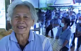 Cụ bà 77 tuổi vẫn làm tình nguyện viên phòng chống COVID-19