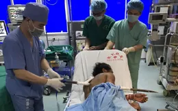Ngã khi đào giếng nước, người đàn ông bị xà beng đâm xuyên ngực