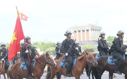 VIDEO: Đoàn Kỵ binh CSCĐ chính thức ra mắt, diễu hành trước Lăng Bác và Nhà Quốc hội