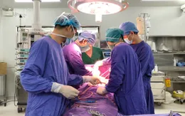 Lấy khối u trung thất ác tính "khổng lồ" nằm đè lên tim