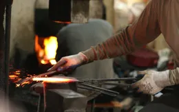 Ngọn lửa làng rèn hừng hực cháy giữa cái nóng "mát lạnh" mùa hè