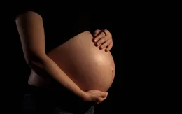 Phụ nữ sống gần nơi sản xuất khí đốt có nguy cơ sinh non