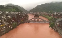 Phượng hoàng cổ trấn "chìm trong biển nước" do mưa lớn kéo dài