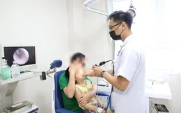 Nhỏ nhầm thuốc tẩy nốt ruồi vào mũi, bé trai 5 tuổi bị loét toàn bộ niêm mạc mũi họng