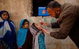 Pakistan nối lại chiến dịch uống vaccine phòng bại liệt