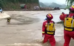 Lũ lụt, lở đất hoành hành từ Trung Quốc đến Nhật Bản