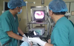 Bé 6 tuổi bong tróc niêm mạc thực quản do uống phải nước làm bánh tro