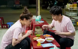 Chỉ 100.000 đồng, Hoa hậu Khánh Vân no bụng đặc sản Huế