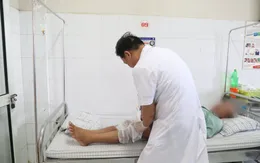 Người đàn ông lở loét chân vì tự đắp lá chữa u khoeo chân