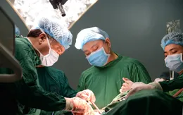 Cắt bướu giáp khổng lồ thòng trung thất 30 năm cho người phụ nữ ở Điện Biên