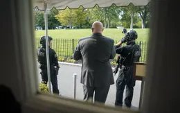 Nổ súng bên ngoài Nhà Trắng, Mật vụ Mỹ hộ tống Tổng thống Trump rời phòng họp báo