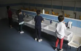 Trên 800 triệu trẻ em thiếu các phương tiện rửa tay cơ bản tại trường học