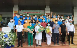 Các thành viên trong đoàn đưa công dân Việt Nam từ Guinea Xích Đạo được ra viện