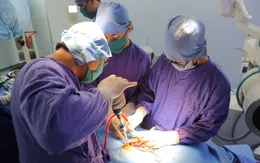 Ngã từ độ cao 5m, người đàn ông đàn ông dập nát đốt sống ngực