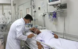 Người đàn ông bị rắn hổ chúa cắn: Được phẫu thuật vết thương ở đùi, tiến tới ghép da
