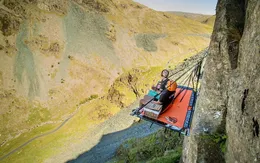 Rùng mình với thử thách cắm trại bên vách núi dựng đứng