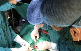 Mổ cấp cứu cho ngư dân viêm ruột thừa cấp trên biển
