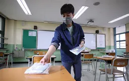 Gần 200 học sinh và nhân viên mắc COVID-19, Hàn Quốc đóng cửa trường học