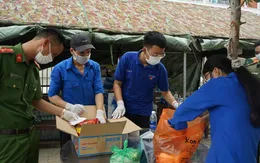 Những sinh viên ngành y giấu người thân đi chống dịch