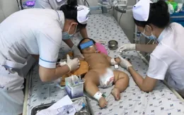 Cầm dây điện ở bàn thờ ông địa, bé 9 tháng bị điện giật nguy kịch