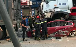 Container chèn ô tô con chờ đèn đỏ, 4 người thương vong