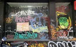 Đóng cửa phòng dịch COVID-19, hàng loạt cửa hàng trên phố bị vẽ bẩn