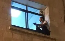 Cảm động: Chàng trai ngồi bên cửa sổ bệnh viện để nói lời từ biệt với người mẹ qua đời vì COVID-19