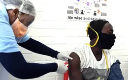 WHO: Nước giàu có vaccine chưa chắc đã an toàn nếu dịch vẫn bùng phát