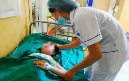 Tự ngã khi đi xe đạp điện, bé gái 10 tuổi vỡ gan