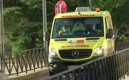 Mệt mỏi vì COVID-19 kéo dài, người dân châu Âu lơi lỏng phòng dịch