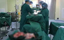 Cắt khối u di căn đến buồng trứng từ ung thư trực tràng nặng 18kg