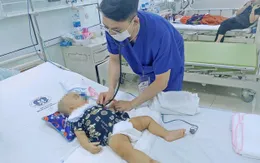 Trượt chân ngã, bé trai 11 tháng tuổi bị kéo đâm xuất huyết não