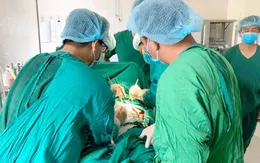 Báo động đỏ nội viện cứu thiếu niên bị dao đâm thấu ngực