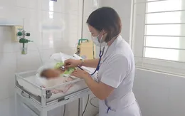 Cắt rốn tại nhà bằng thanh nứa, bé sơ sinh bị uốn ván rốn nguy kịch