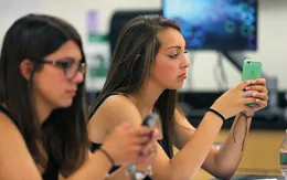 Nhiều quốc gia “loay hoay” việc cấm hay cho phép dùng điện thoại trong lớp học