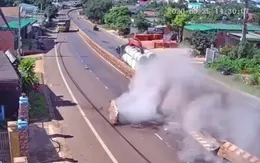 Xe tải chở ống cống "cày" nát dải phân cách