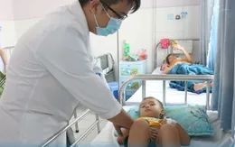 Ngã xe khi đi dạo chơi, bé 3 tuổi bị vỡ lách