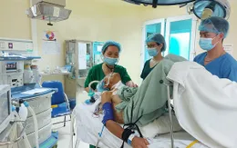 Mổ cắt u trong tư thế đặc biệt cho bệnh nhân bị còng gập lưng, thể trạng suy kiệt