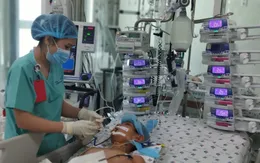 Mẹ mất sớm, bố đi bước nữa, bé trai mắc bệnh hiểm nghèo thiếu tiền điều trị