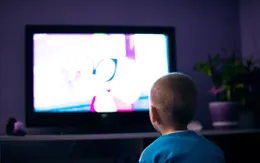 Trẻ em tiếp xúc với TV và máy tính quá nhiều có thể giảm kết quả học tập