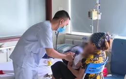 Bé 15 tháng tuổi ngộ độc nặng do uống nhầm dầu hỏa