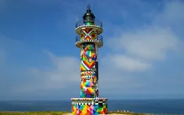 Độc đáo, ngọn hải đăng “cầu vồng” rực rỡ ở Tây Ban Nha