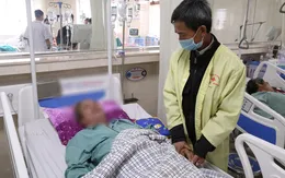 Thức dậy vào sáng sớm, cụ ông đột quỵ ngay trước cửa nhà vệ sinh
